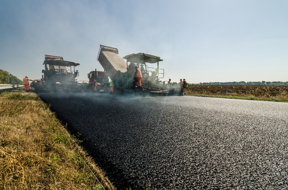 Zwei Straßenfertiger, die dank IT-Lösungen für Handwerk & Bau ohne Verzögerungen eine Straße fewrtigen
